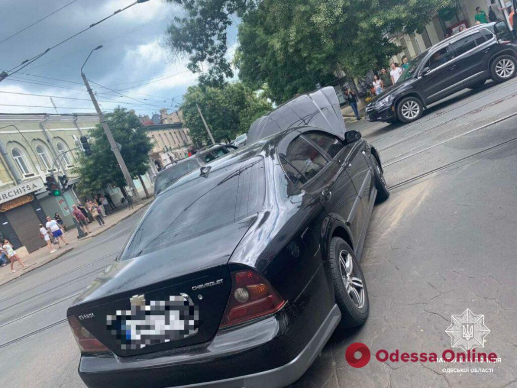 В центре Одессы столкнулись три автомобиля: один перевернулся