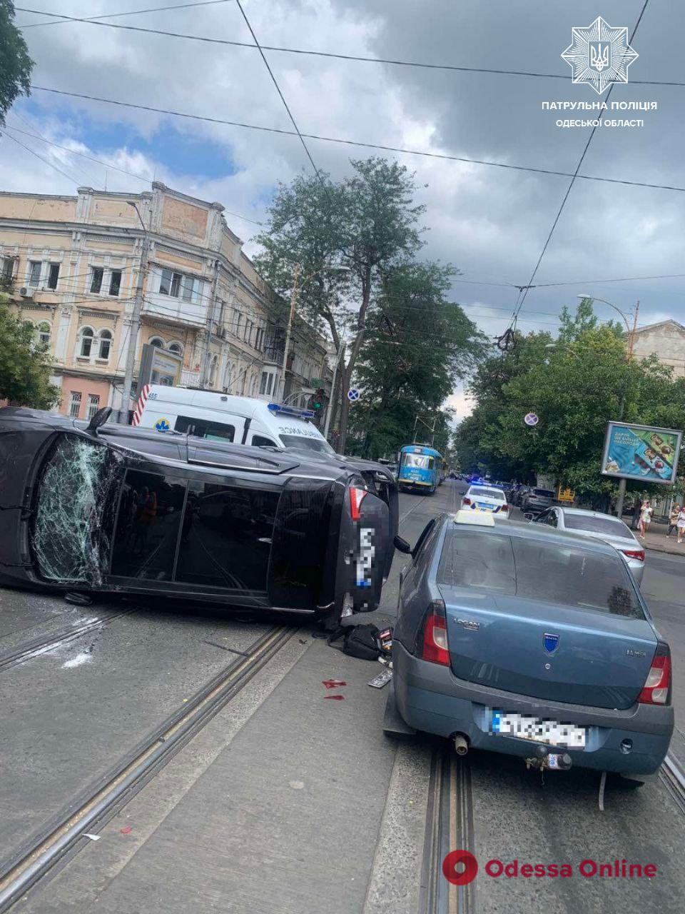 В центре Одессы столкнулись три автомобиля: один перевернулся