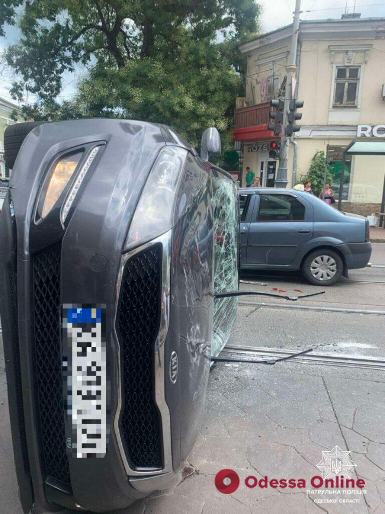 У центрі Одеси зіштовхнулися три автівки: одна перевернулась