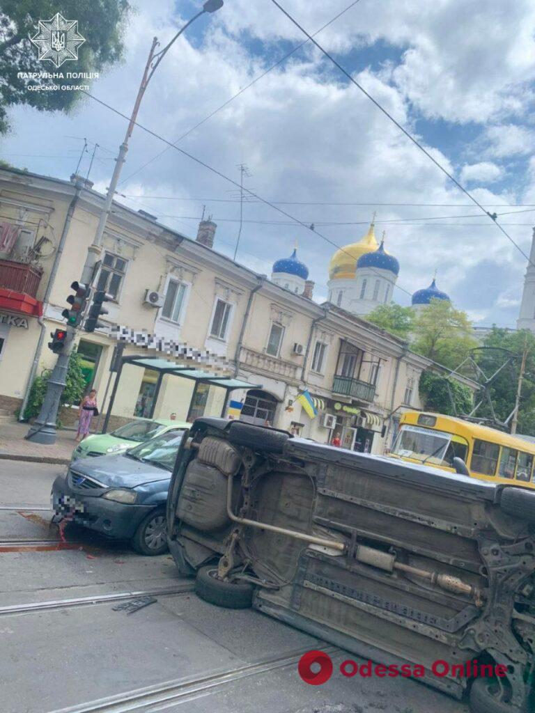 У центрі Одеси зіштовхнулися три автівки: одна перевернулась