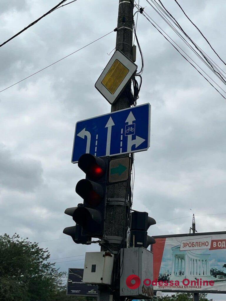 Прямо из правой только велосипедисты: на одном из перекрестков на Таирова появился новый знак