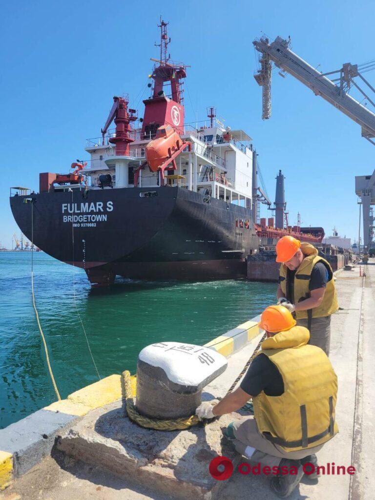 В порт Черноморска зашло судно: оно уже готово к загрузке (фото, видео)