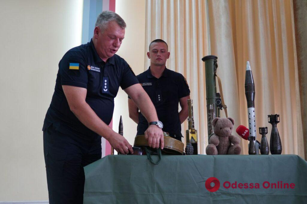 В Одессе спасатели учили преподавателей тушить огонь и оказывать первую медицинскую помощь
