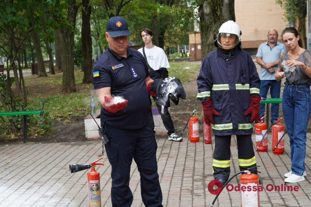 В Одессе спасатели учили преподавателей тушить огонь и оказывать первую медицинскую помощь