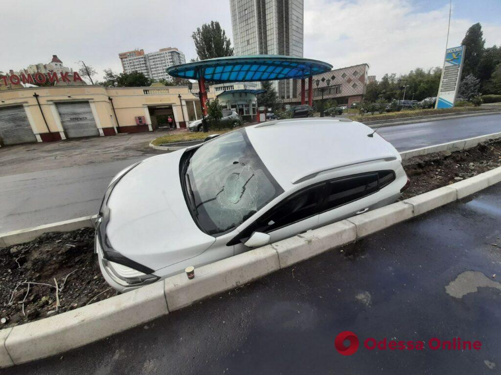 В Одессе автомобиль провалился под землю (фотофакт)
