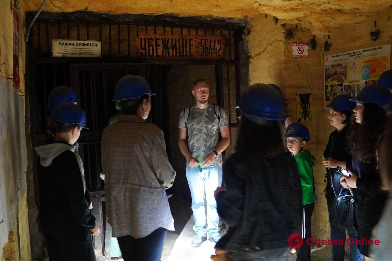 Для детей-переселенцев провели экскурсию по одесским катакомбам