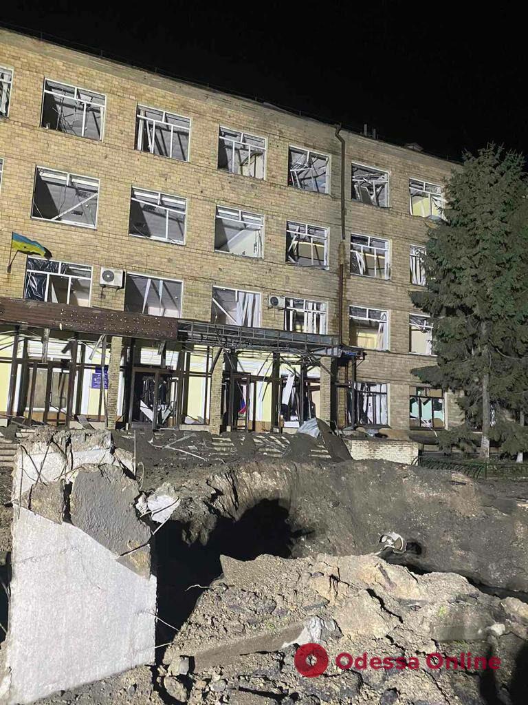 Вночі російські окупанти обстріляли Харків: пошкоджені тролейбуси та будівля коледжу