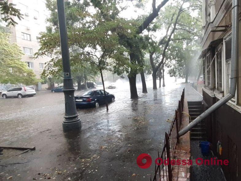 Через зливу в Одесі не курсують деякі трамваї та тролейбуси