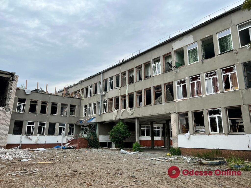 Мэр Николаева показал школу, на территории которой разорвалось три ракеты