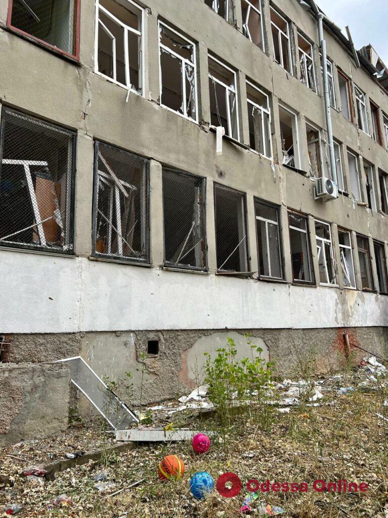 Мэр Николаева показал школу, на территории которой разорвалось три ракеты