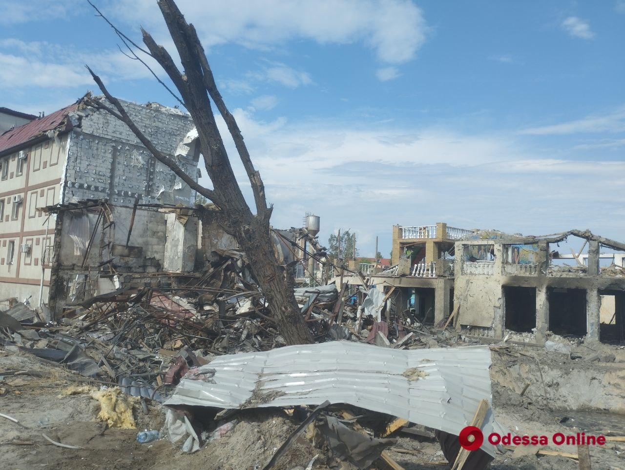 Ракетний удар по Затоці: поранені люди, зруйновані будинки та база відпочинку (фото)