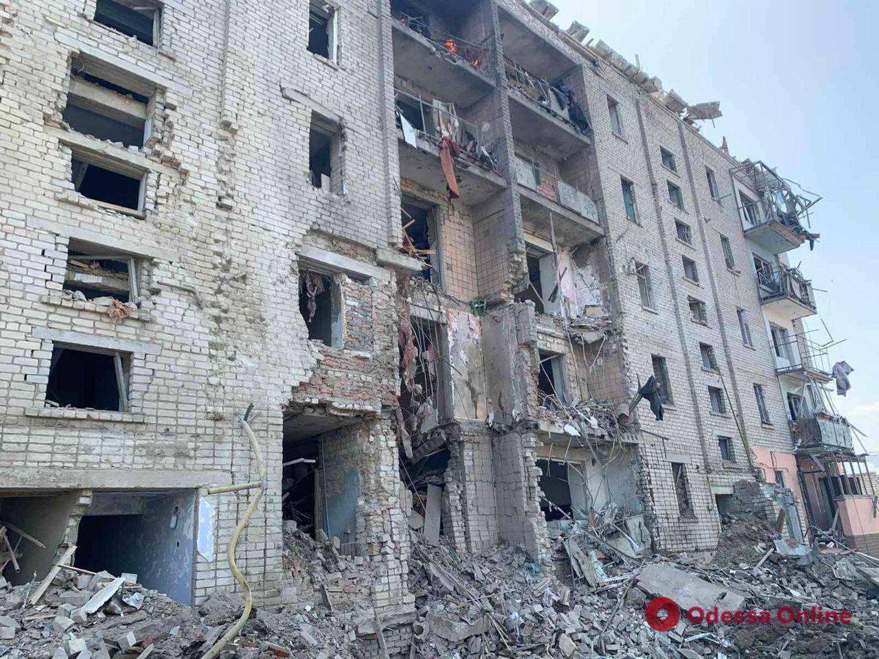 Российские оккупанты нанесли ракетный удар по жилому дому в Вознесенске: есть раненые