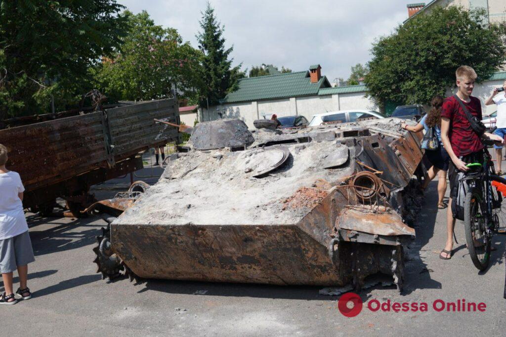 В Одессе на 411-й батарее проходит выставка разбитой техники оккупантов