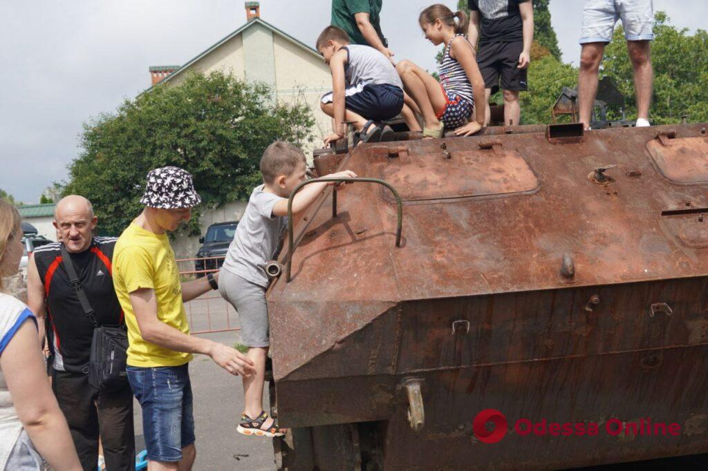 В Одессе на 411-й батарее проходит выставка разбитой техники оккупантов