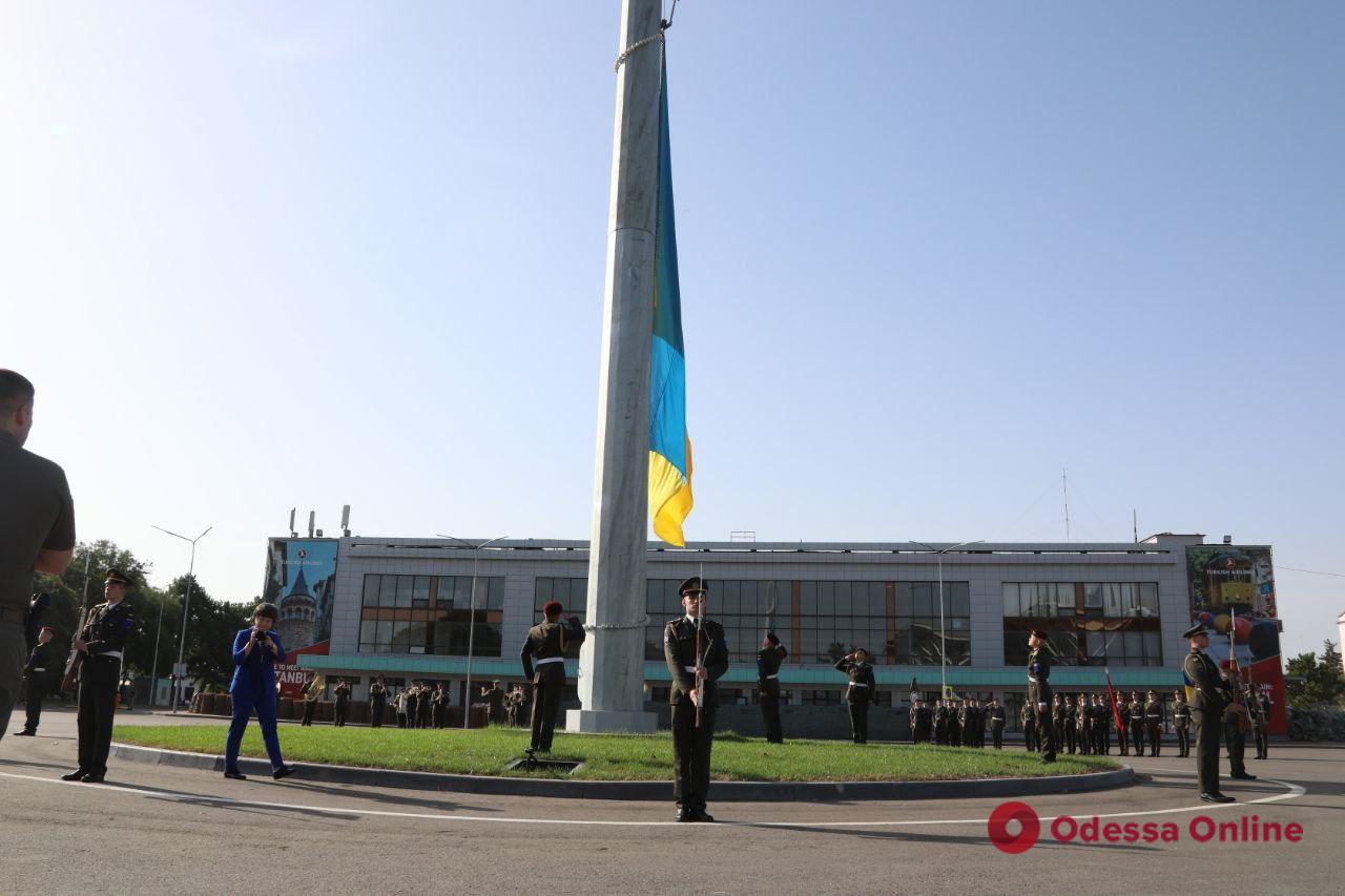 В Одессе возле аэропорта торжественно подняли Государственный Флаг Украины