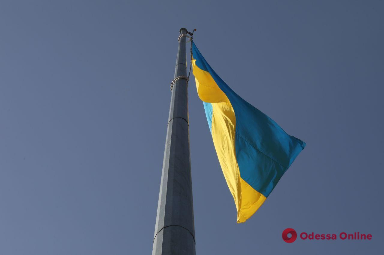 В Одесі біля аеропорту урочисто підняли Державний Прапор України