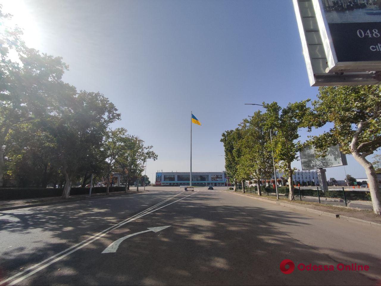 В Одессе возле аэропорта торжественно подняли Государственный Флаг Украины