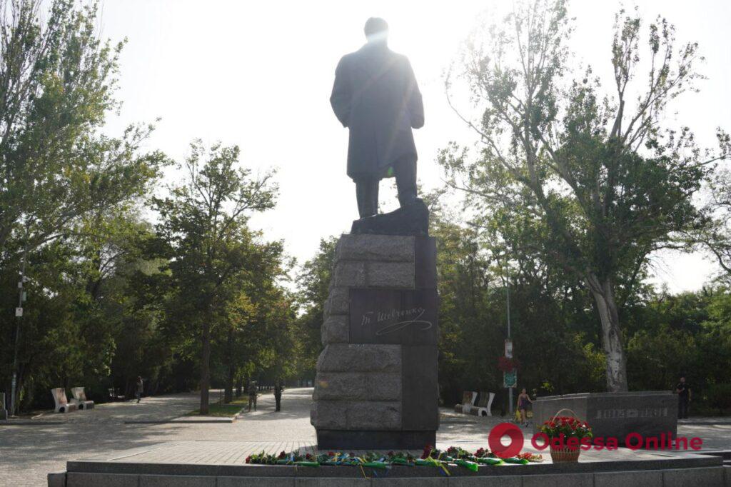 У День Незалежності України в Одесі поклали квіти до пам’ятника Шевченку