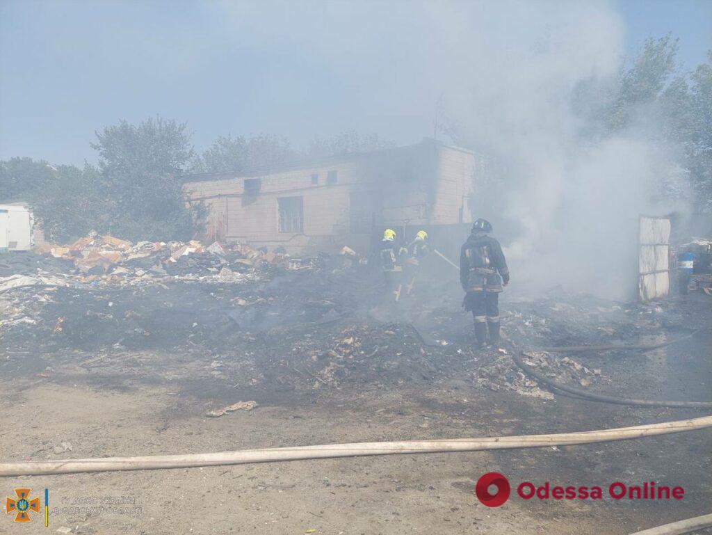 В Одессе на Ленпоселке горят шины и мусор (обновлено)