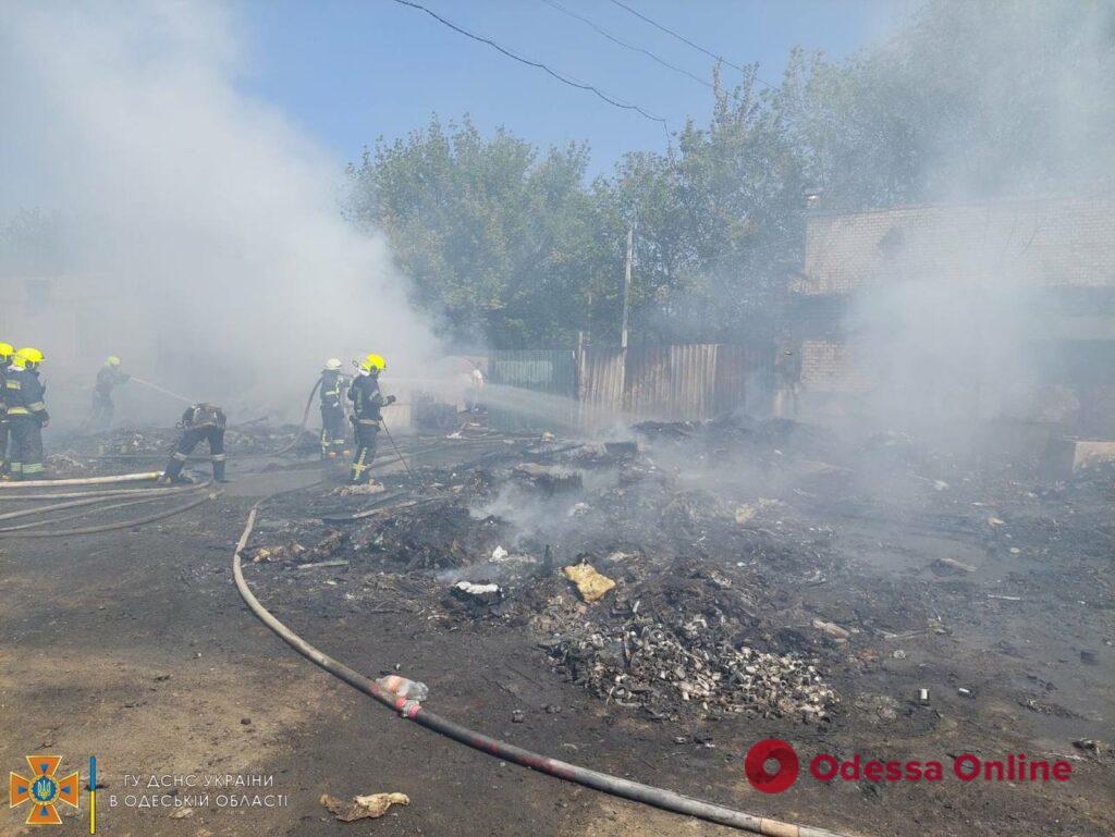 В Одесі на Ленселищі горять шини та сміття (оновлено)