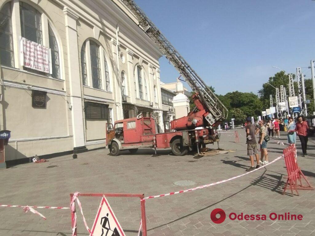 На здании Одесского железнодорожного вокзала скрыли советскую символику (фото)