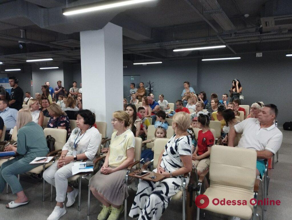 Кожній багатодітній родині переселенців допоможуть з житлом: Верещук відвідала одеський центр адмінпослуг