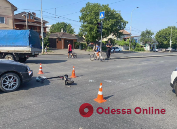 В Одесі автівка збила жінку на електросамокаті
