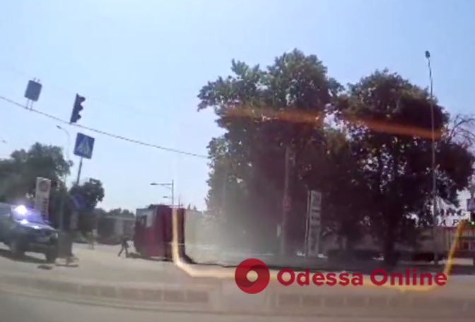 В Одесі на Київському шосе вантажівка збила жінку з дитиною