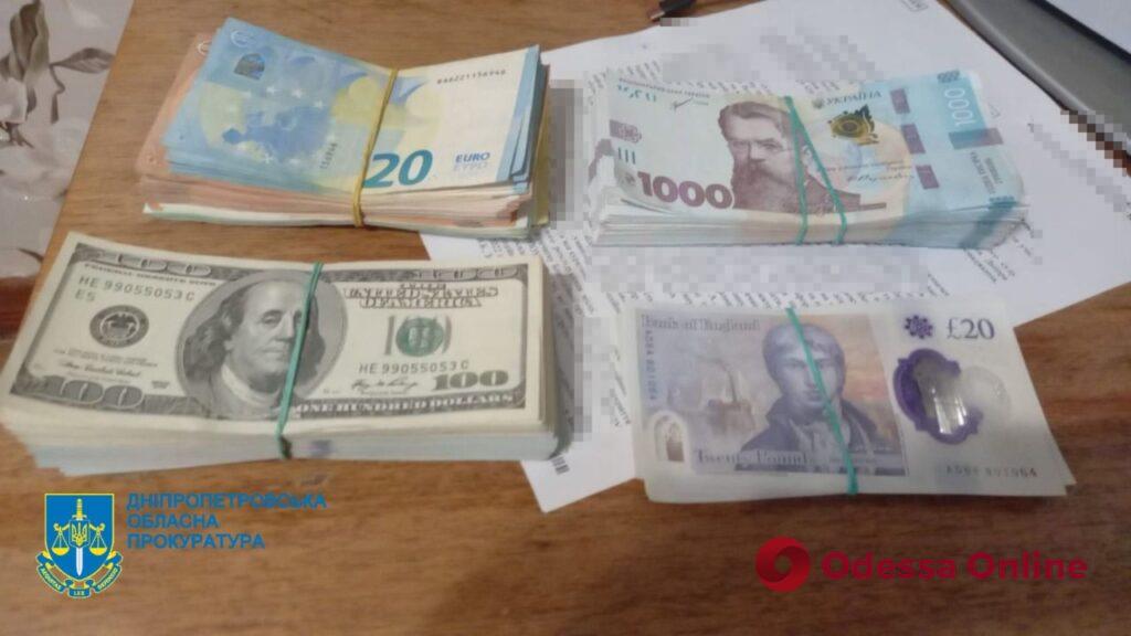 Двоє жителів Дніпра наживалися на продажі гумдопомоги для ЗСУ