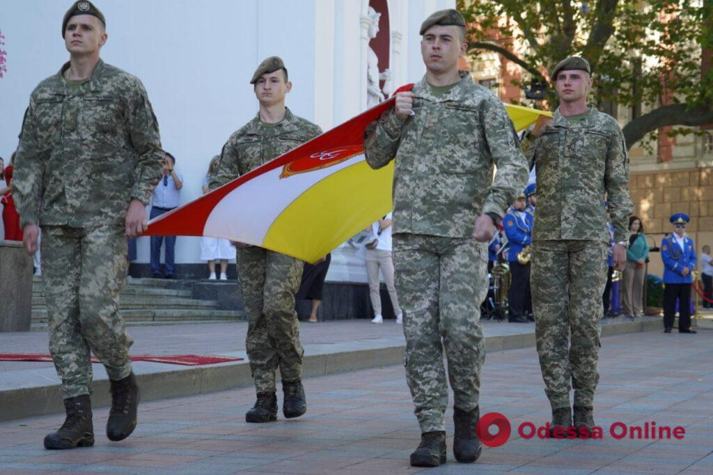 День міста: на Думській площі урочисто підняли прапор Одеси