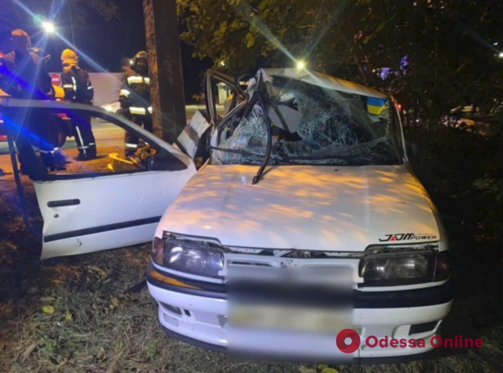 На Овидиопольской дороге автомобиль влетел в столб: один человек погиб