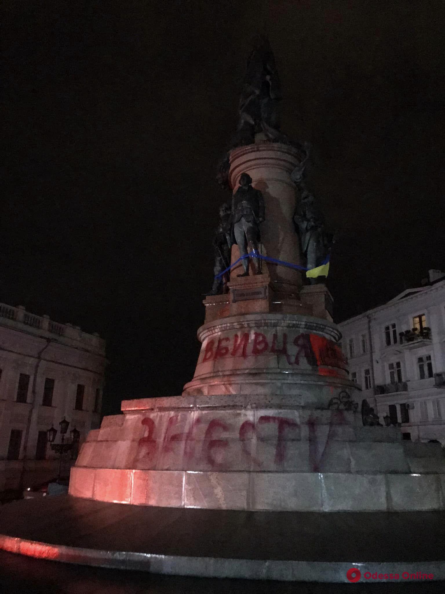 Неизвестные снова разрисовали памятник Екатерине II в Одессе