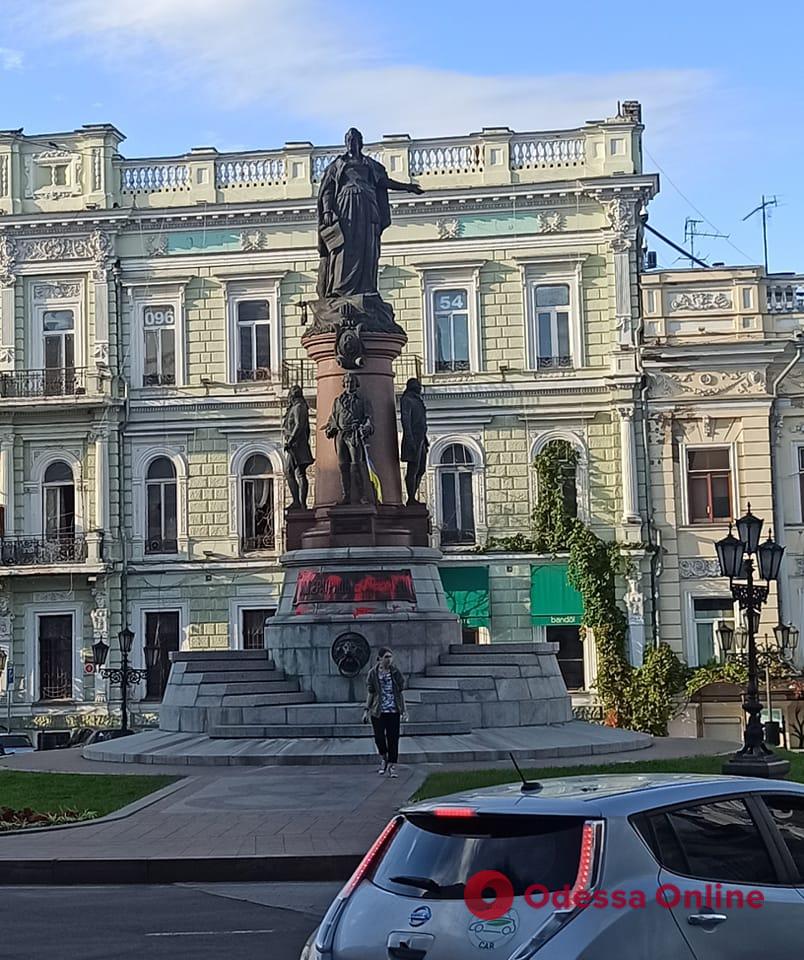 В Одесі облили червоною фарбою пам’ятник Катерині ІІ