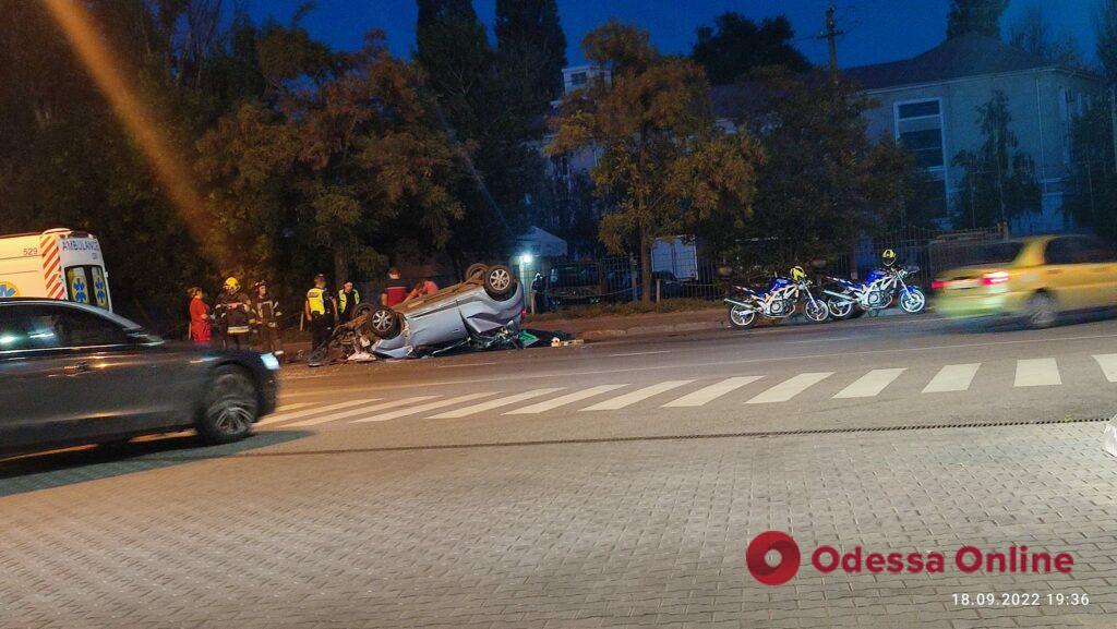На Отамана Головатого сталася серйозна аварія: автомобіль перекинувся на дах