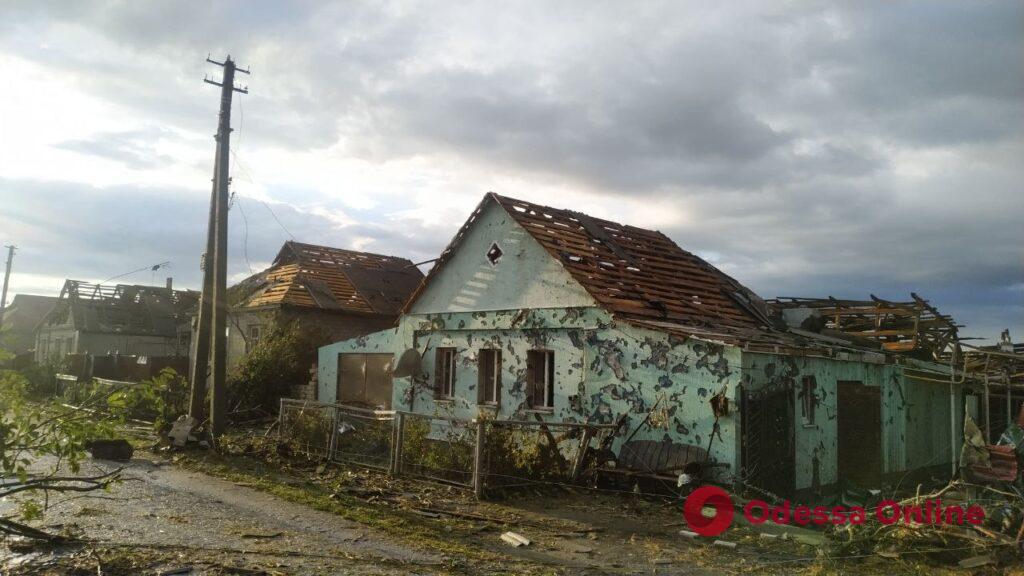 Негода у Сумській області: десятки будинків залишилися без даху, постраждали люди