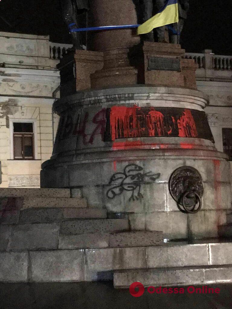 Неизвестные снова разрисовали памятник Екатерине II в Одессе