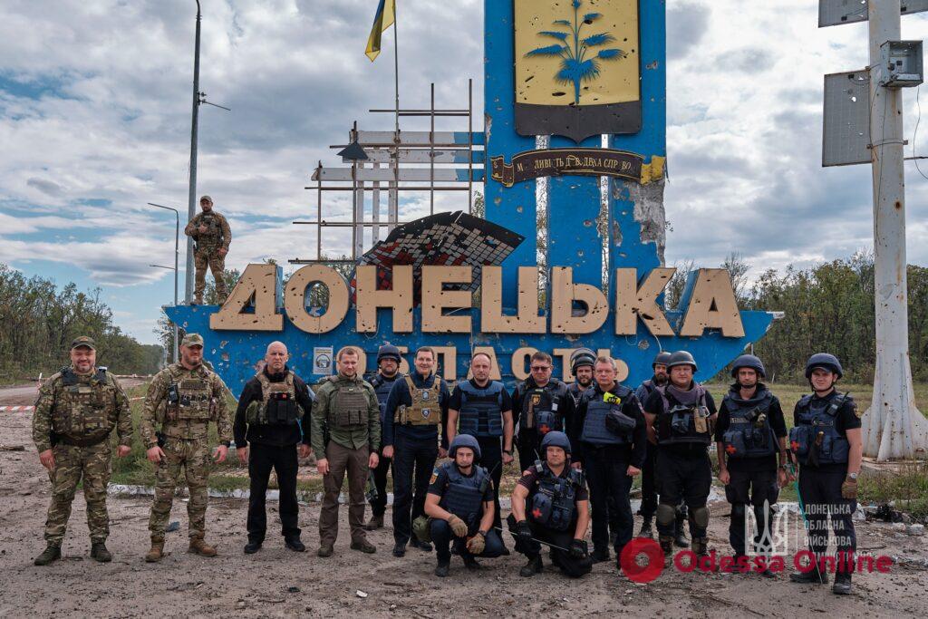 На стелі, встановленій на межі Донеччини й Харківщини, підняли український прапор