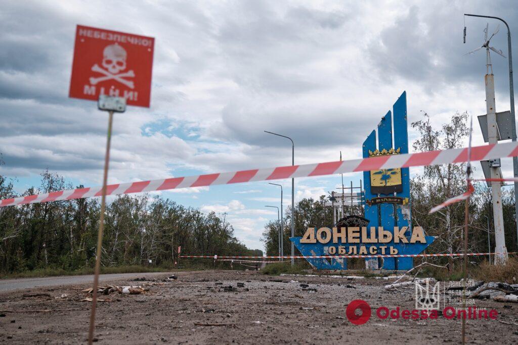 На стелле, установленной на границе Донецкой и Харьковской областей, подняли украинский флаг