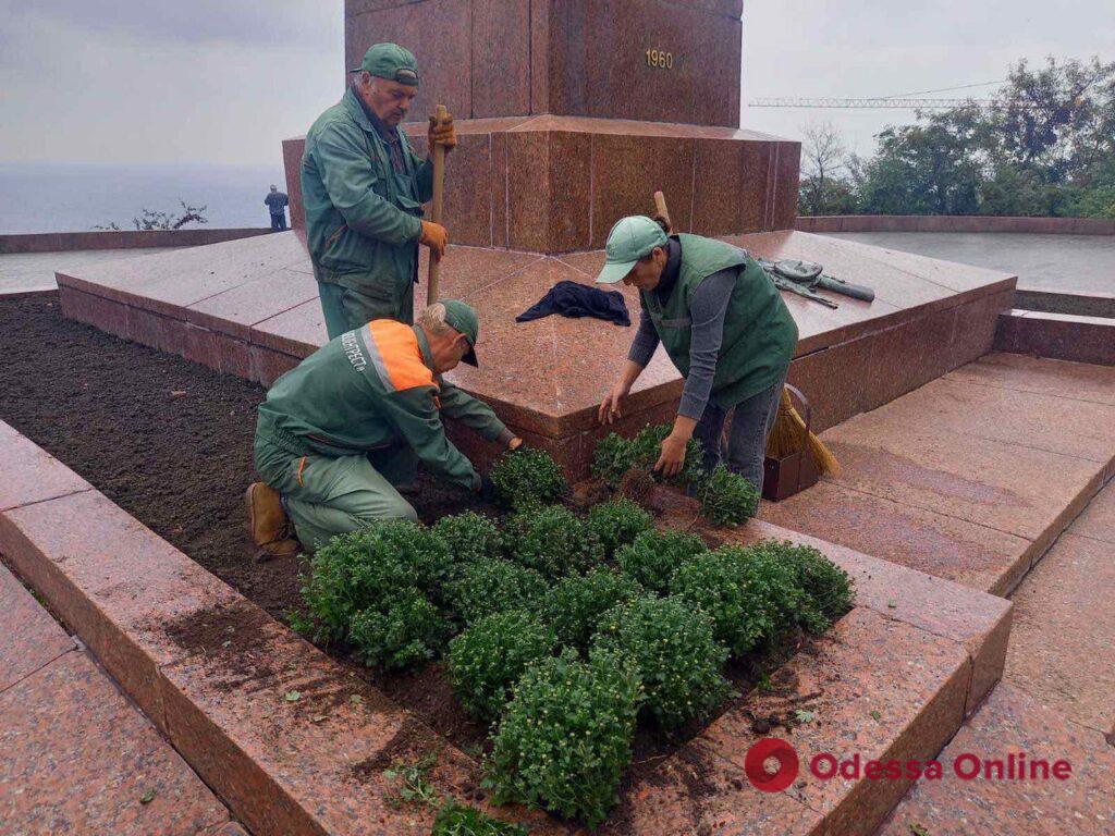 В Одессе озеленители высаживают осенние цветы (фото)