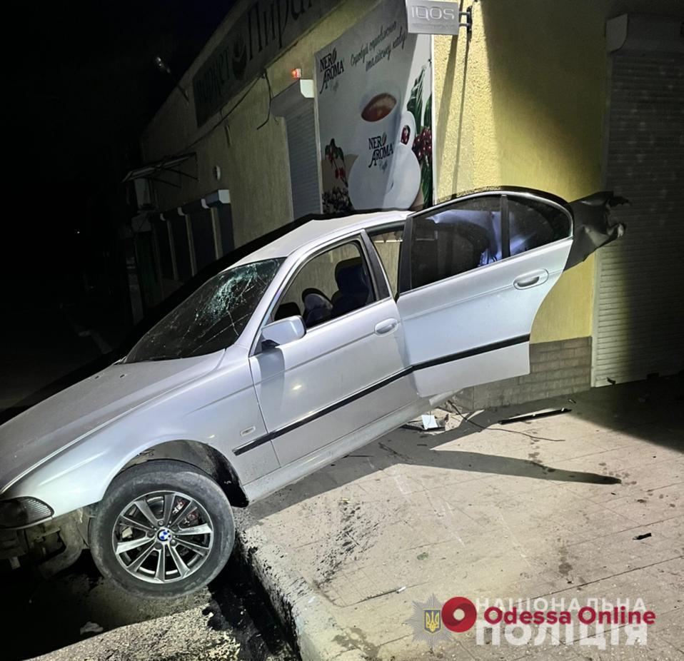 В Болграде пьяный мужчина на BMW въехал в стену жилого дома – есть погибший
