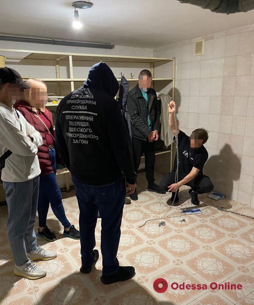 В Одесі затримано трьох агентів фсб: вони у серпні розмістили на житловому будинку прапор рф та планували викрадення бізнесмена