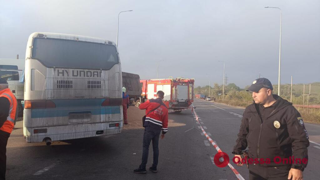На трасі Одеса-Южне вантажівка зіткнулась з автобусом