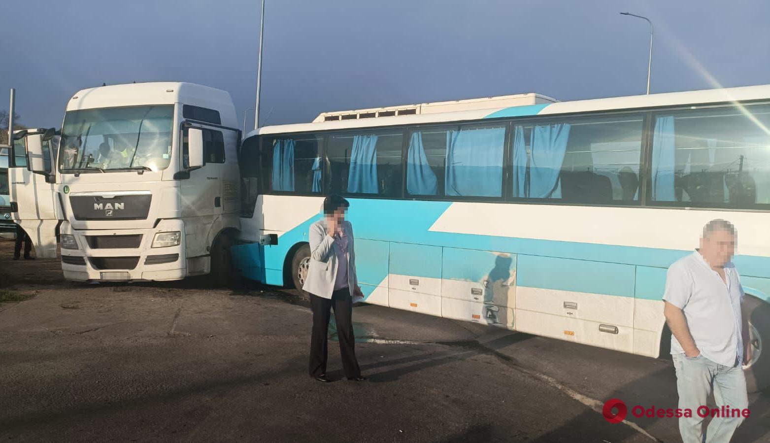 На трассе Одесса-Южный грузовик столкнулся с автобусом