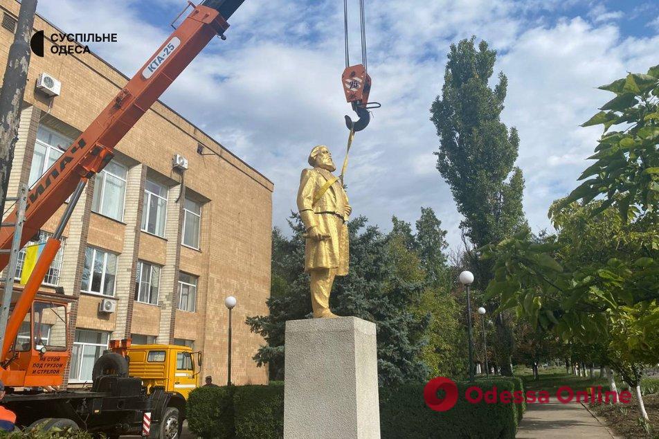 В Арцизі демонтували пам’ятник Карлу Марксу