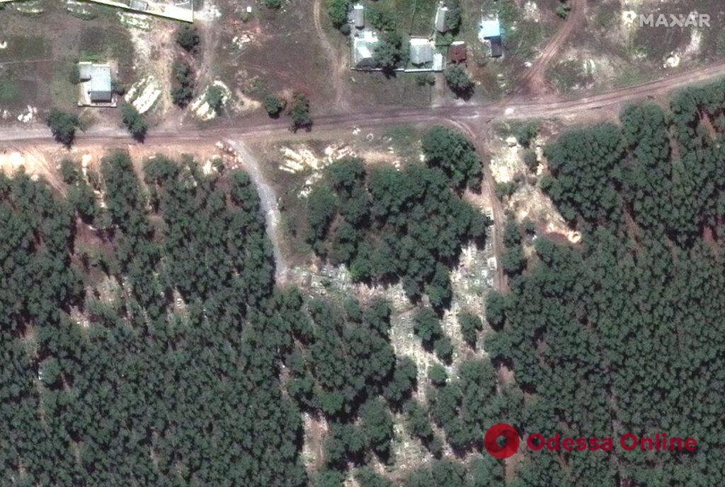 У мережі з’явилися супутникові знімки масового поховання в Ізюмі
