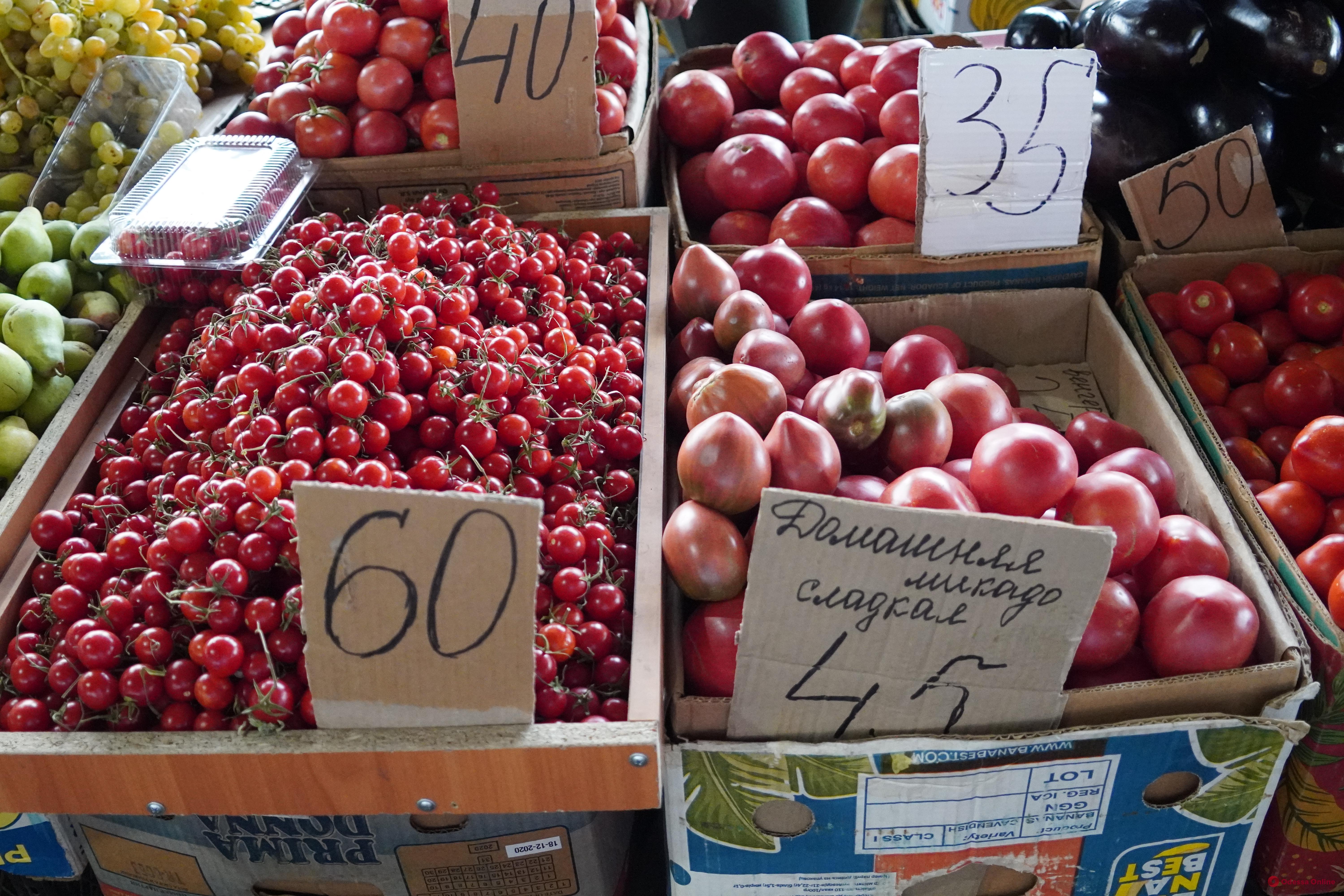 Спаржа, виноград та свиняча шия: суботні ціни на одеському «Привозі»