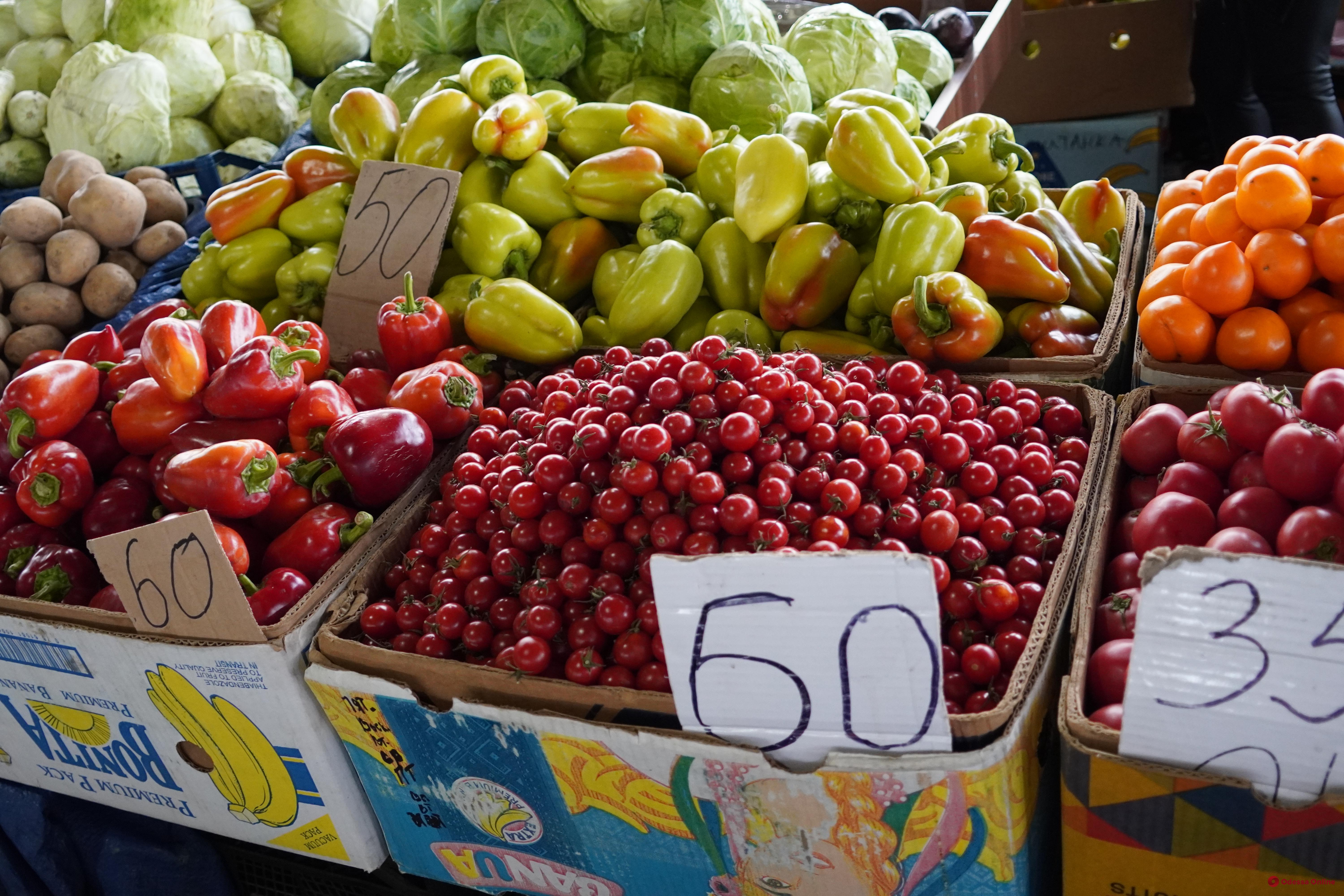 Спаржа, виноград та свиняча шия: суботні ціни на одеському «Привозі»