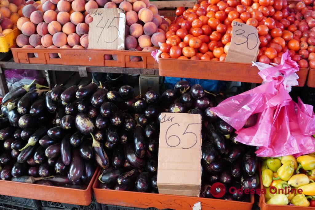 Виноград, яблоки и творог: субботние цены на одесском «Привозе»