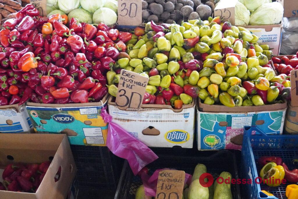 Виноград, яблоки и творог: субботние цены на одесском «Привозе»