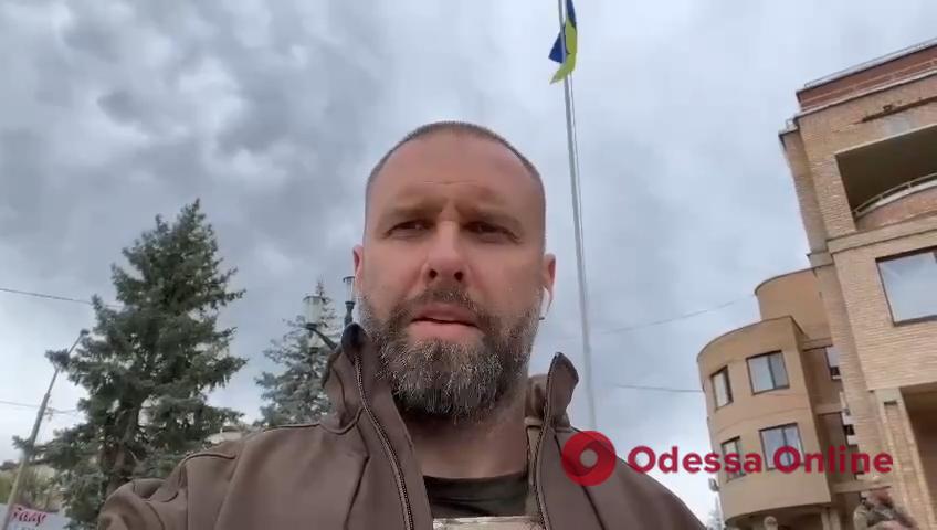 В освобожденной Балаклее торжественно подняли украинский флаг